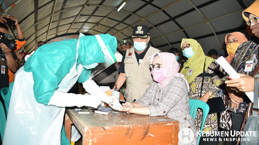 Ketua Tim Penggerak PKK Kebumen Ny Zuhroh Mahfudz turut rapid test. (Foto: Humas Kebumen)