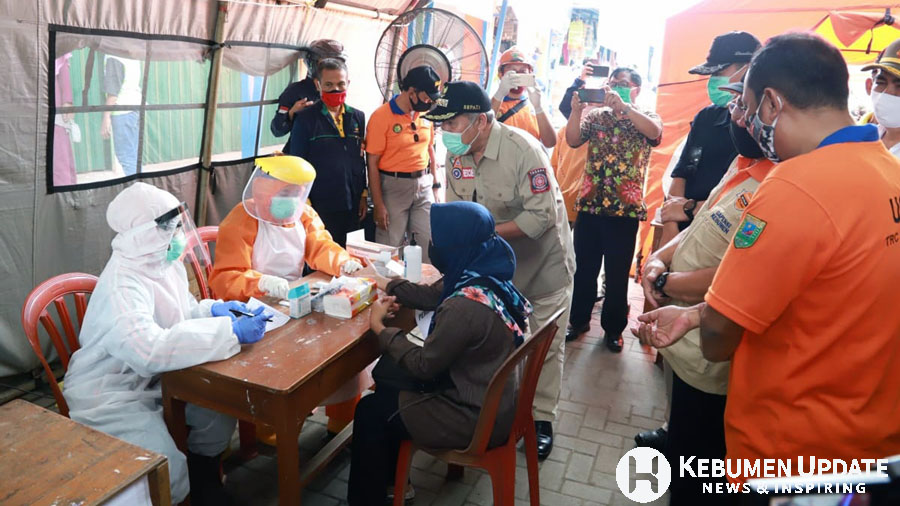 Bupati Kebumen Yazid Mahfudz memantau rapid test massal di Pasar Kuwarasan. (Foto: Humas Kebumen)