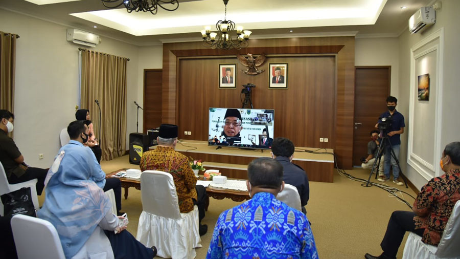Anggota DPR RI Darori Wonodipuro berbicara melalui video conference. (Foto: Humas Kebumen)  