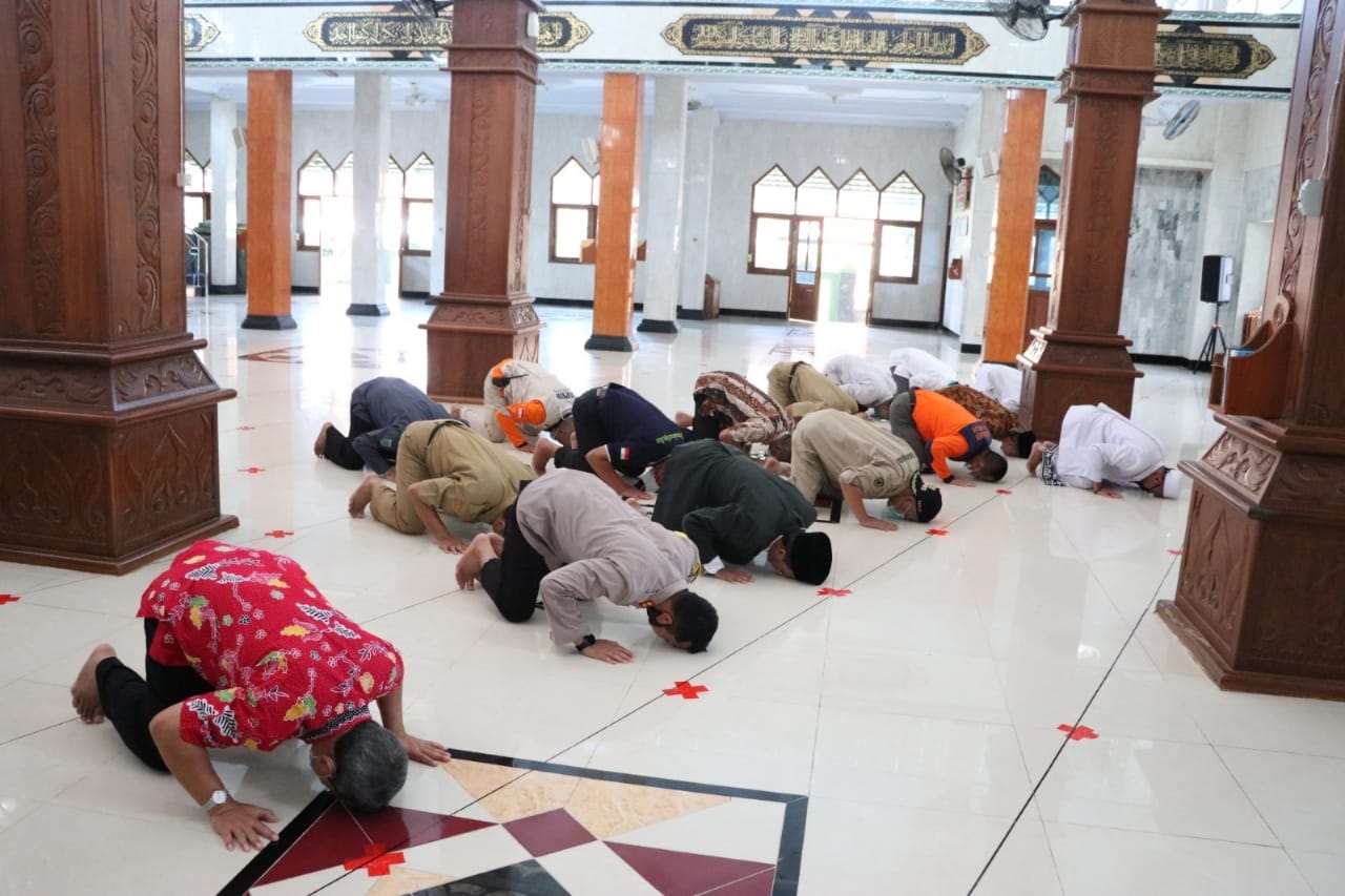 Para pejabat sujud syukur di Masjid Agung Kauman Kebumen. (Foto: Polres Kebumen) 