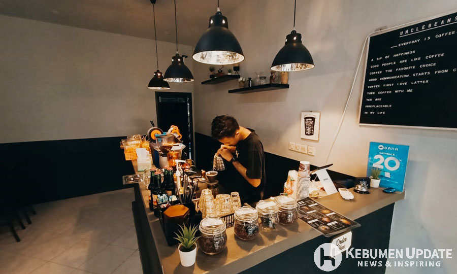 Barista menyeduh kopi dengan V60. (Foto: Padmo-KebumenUpdate)