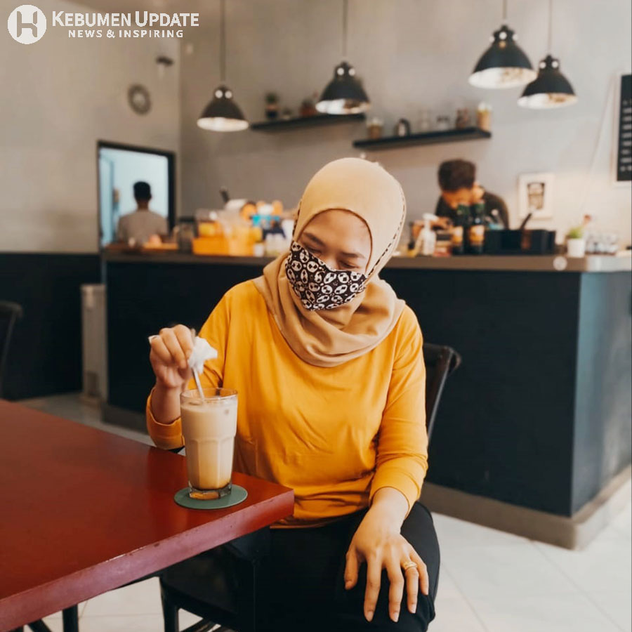 Menyeduh es kopi susu di Unclebeans. (Foto: Padmo-KebumenUpdate)