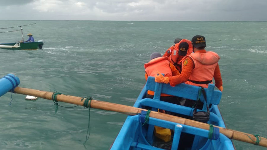 Tim SAR melakukan evakuasi menggunakan perahu. (Foto: Basarnas Cilacap)