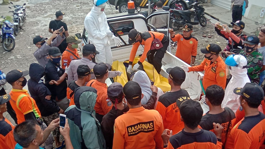Jasad korban saat dievakuasi ke daratan. (Foto: Basarnas Cilacap)