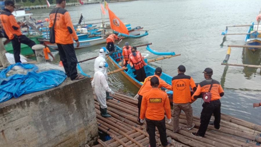 Evakuasi jasad korban melalui Pantai Logending. (Foto: Basarnas Cilacap) 