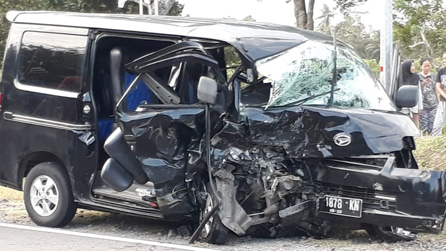 Mobil Grand Max rusak parah. (Foto: Istimewa)