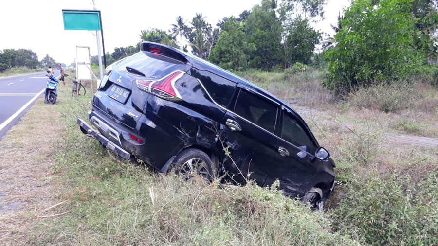 Mobil Expander nyungsep ke sawah. (Foto: Istimewa) 