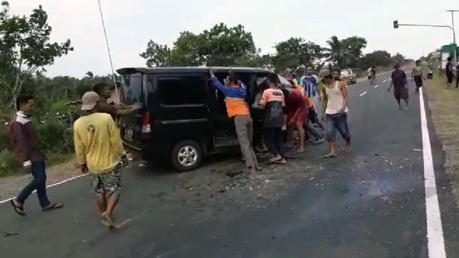 Warga mengevakuasi mobil Grand Max usai tabrakan. (Foto: Istimewa)