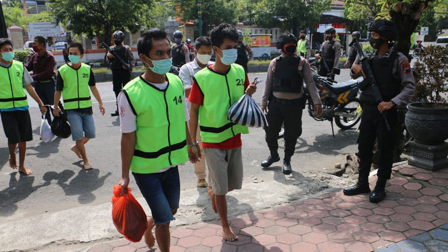 Para tahanan saat dipindah ke Rutan Kebumen. (Foto: Humas Polres Kebumen)