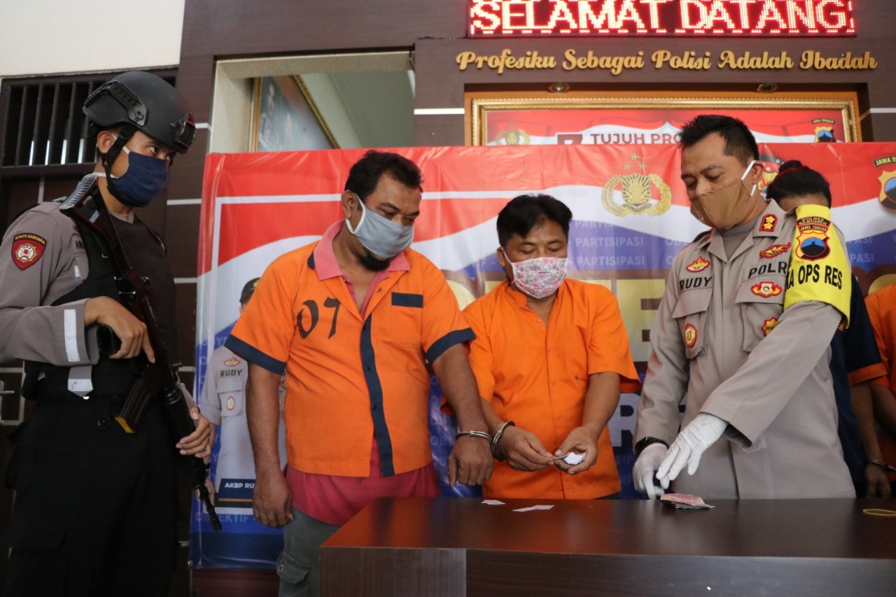 Tersangka kasus perjudian di Kecamatan Ayah. (Foto: Polres Kebumen)