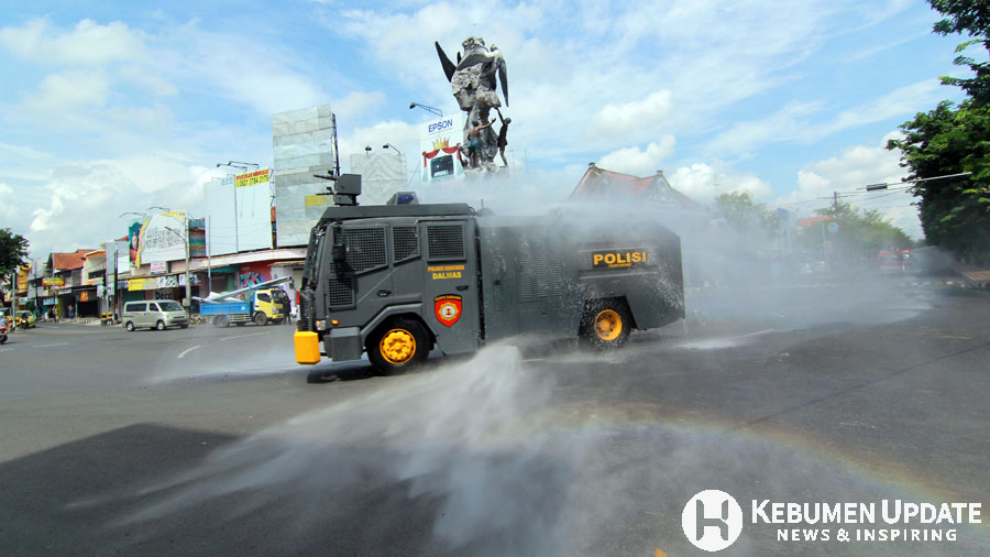 Mobil water canon beralih fungsi untuk menyemprotkan disinfektan. (Foto: Padmo-KebumenUpdate) 