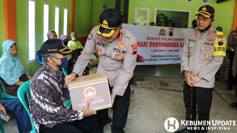 Dir Binmas Polda Jateng Kombes Pol Lafri Prasetyono SIK membagikan sembako di Gombong. (Foto: Polres Kebumen)