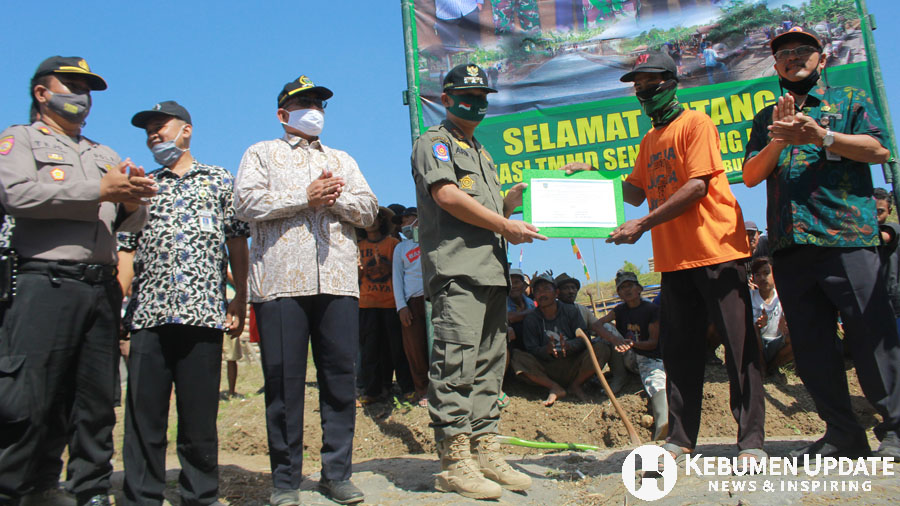 Wabup Arif Sugiyanto menyerahkan bantuan rehab RTLH. (Foto: Padmo-KebumenUpdate.com)