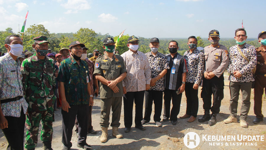 Wabup Arif Sugiyanto dan Ketua DPRD Sarimun foto bersama usai peninjauan. (Foto: Padmo-KebumenUpdate.com)  