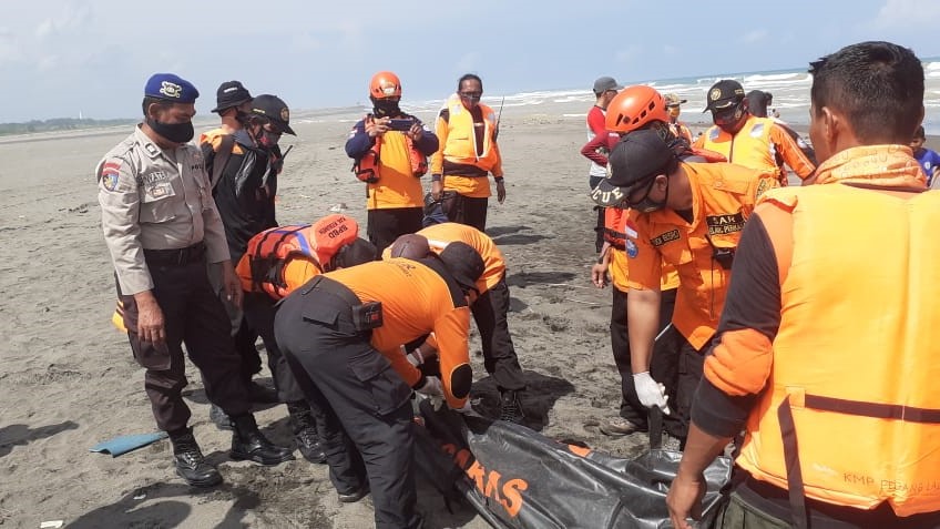 Jenazah korban saat akan dievakuasi. (Foto: Pusdalops)