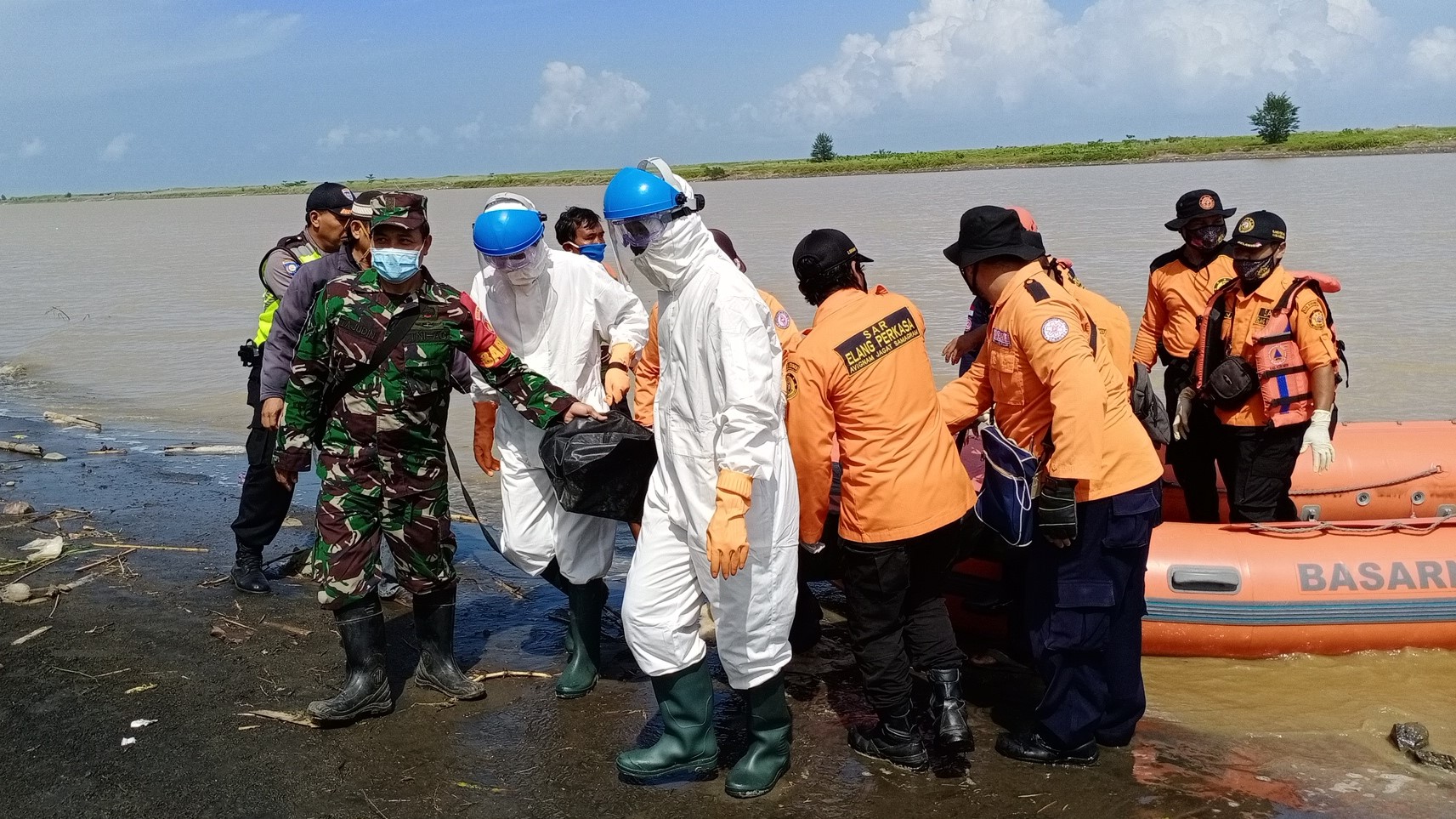 Tim SAR Gabungan mengevakusi jasad korban tenggelam di Sungai Lukulo. (Foto: Istimewa) 