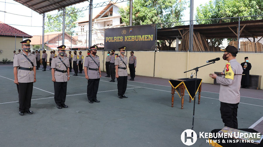 Para pejabat lama dan pejabat baru saat upacara Sertijab. (Foto: Humas Polres Kebumen)
