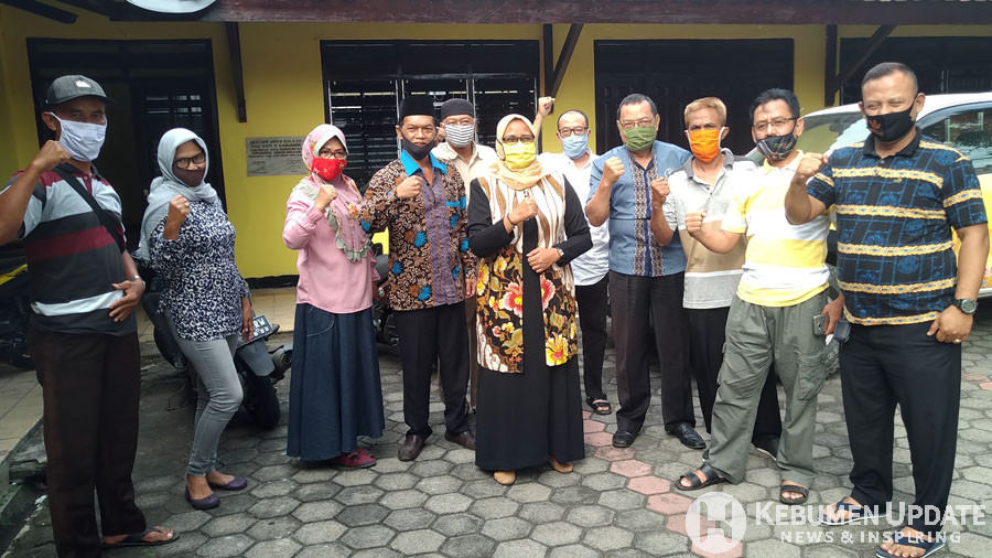 Ketua DPD Partai Golkar Kebumen Hj Dra Halimah Nurhayati MAP bersama para fungsionaris Partai Golkar Kebumen. (Foto: Padmo-KebumenUpdate.com)