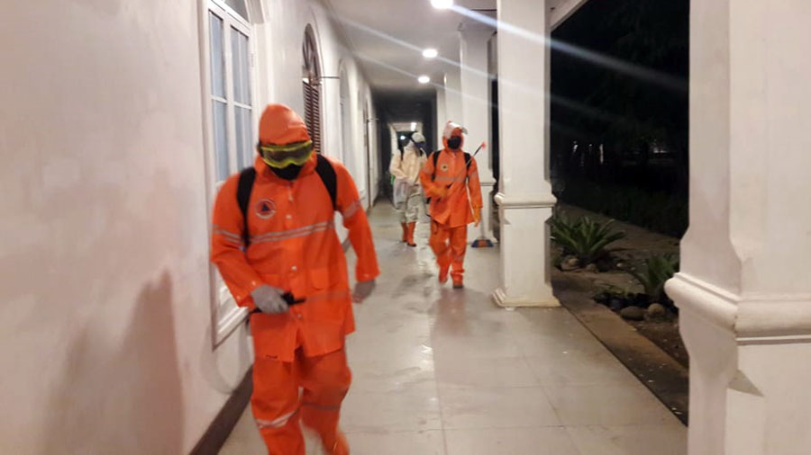 Personil BPBD Kebumen menyemprot disinfektan di hotel yang jadi lokasi pelatihan. (Foto: dok. BPBD Kebumen)