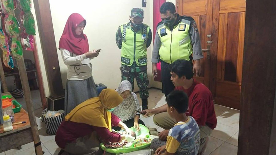 Bayi saat diperiksa kesehatannya. (Foto: Polsek Klirong)