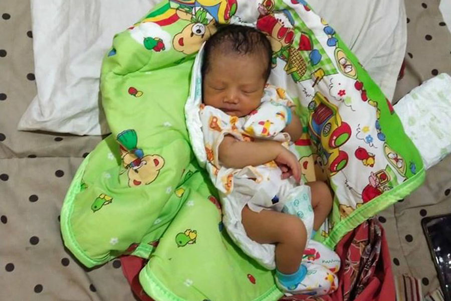 Sosok bayi yang ditemukan di dalam tas. (Foto: Polsek Klirong)