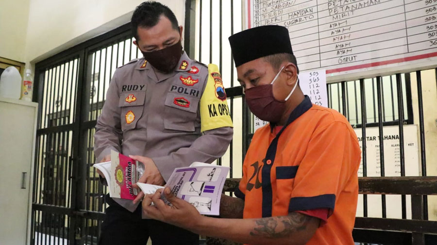 Kapolres Kebumen AKBP Rudy Cahya Kurniawan memberikan buku tuntunan sholat kepada tersangka. (Foto: Polres Kebumen)