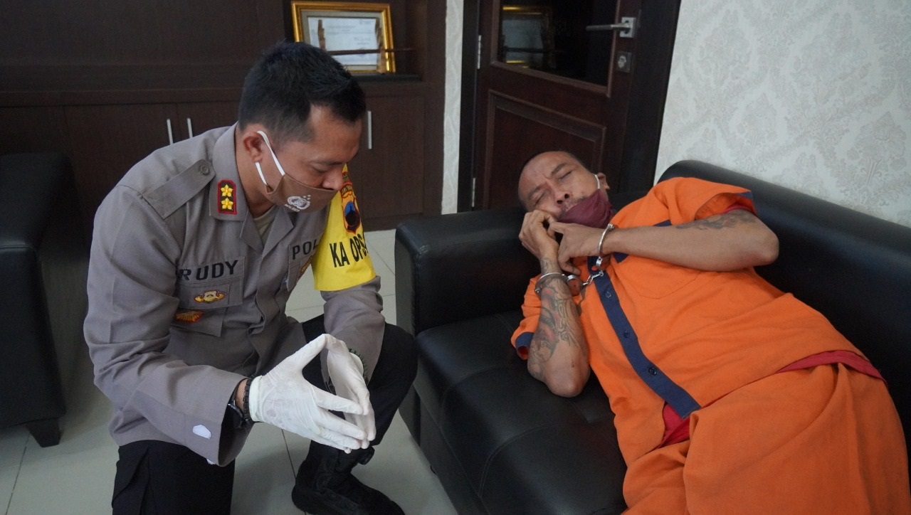 Tersangka saat menjalani hipnoterapi investigasi. (Foto: Polres Kebumen)