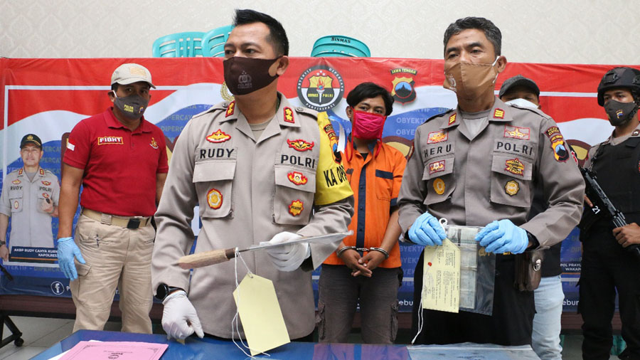Kapolres AKBP Rudy Cahya Kurniawan menunjukkan golok yang digunakan tersangka. (Foto: Polres Kebumen)