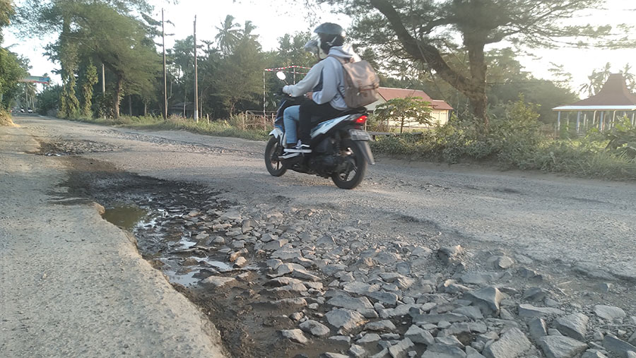 Penampakan kerusakan ruas jalan Munggu-Karanggadung. (Foto: Padmo-KebumenUpdate)