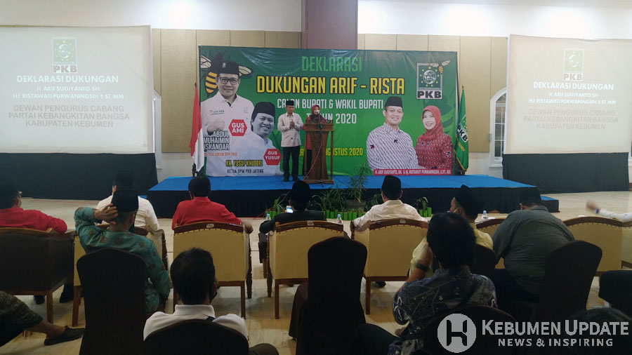 Arif-Rista menyampaikan pidato politik. (Foto: Padmo-KebumenUpdate)