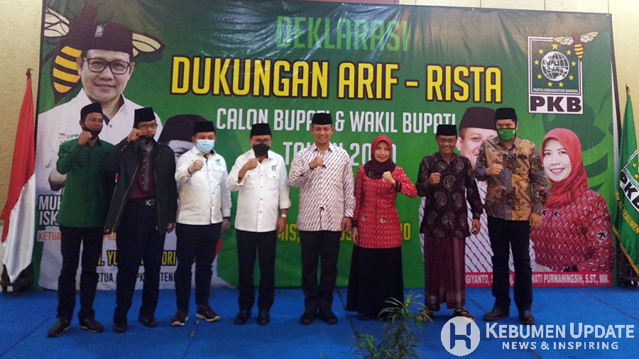 Arif-Rista foto bersama dengan jajaran struktural PKB. (Foto: Padmo-KebumenUpdate)   