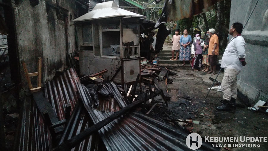 Warga mendatangi lokasi kebakaran. (Foto: Padmo-KebumenUpdate)
