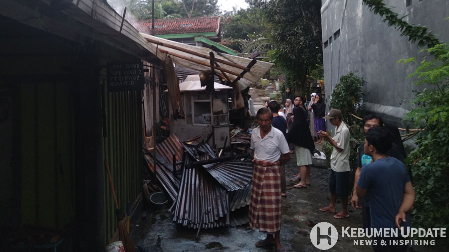 Gerobak angkringan yang ludes terbakar jadi perhatian. (Foto: Padmo-KebumenUpdate)