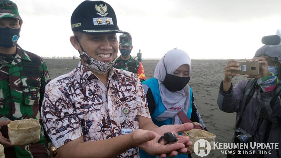 Wabup Arif Sugiyanto menunjukkan tukik yang akan dilepasliarkan. (Foto: Istimewa)