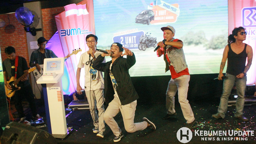 Penampilan "Cingire Band" memeriahkan PHS BRI Gombong. (Foto: Padmo-KebumenUpdate) 