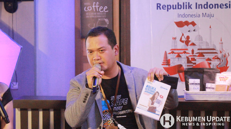 Pemimpin Cabang mengenalkan produk digital saving BRI Gombong. (Foto: Padmo-KebumenUpdate)