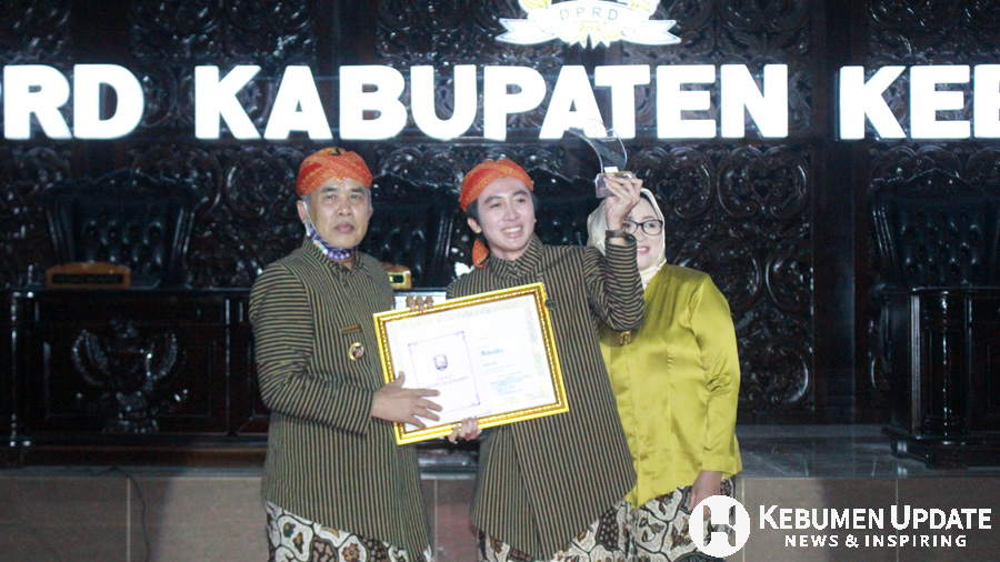 Dokter Reza menerima Legislative Award. (Foto: Padmo-KebumenUpdate)