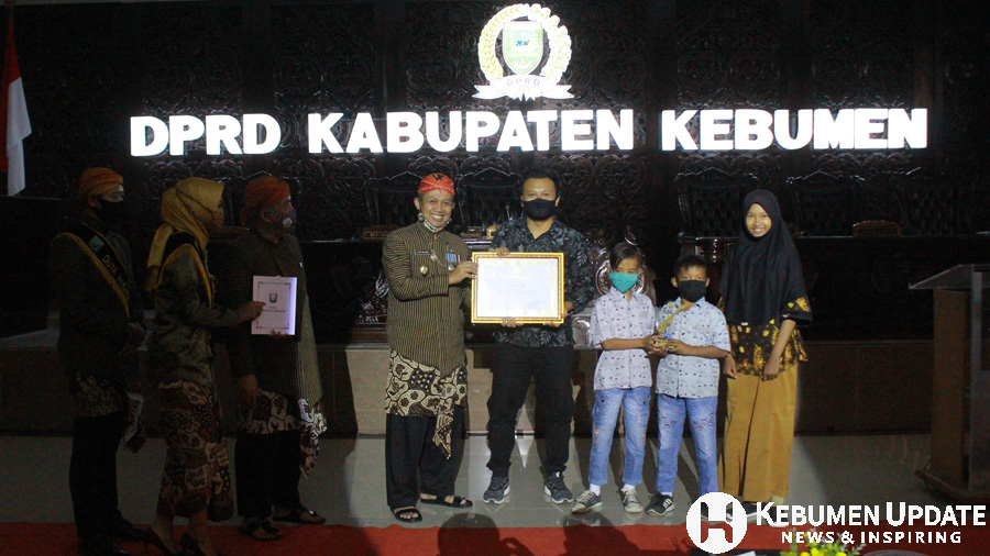 Polapike menerima Legislative Award. (Foto: Padmo-KebumenUpdate) 