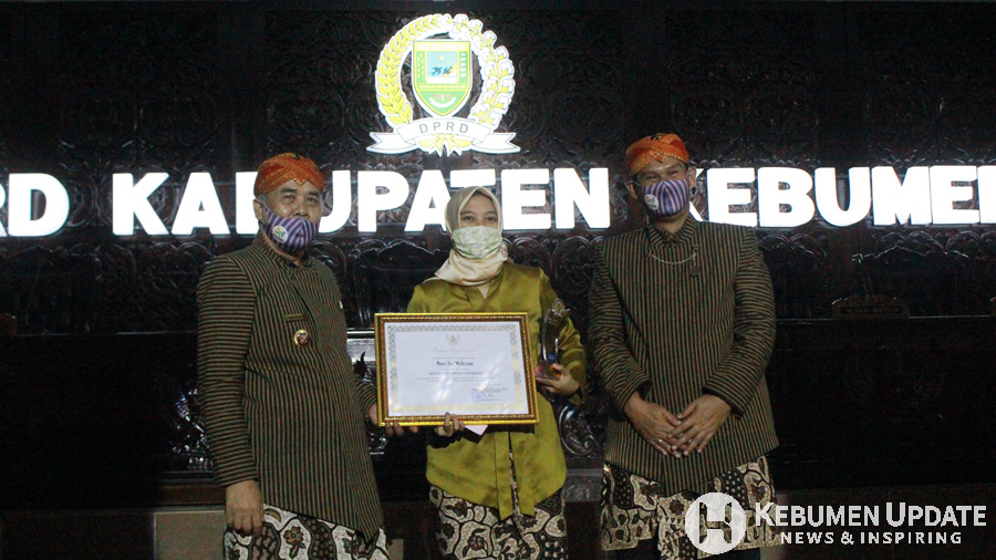 Novi Wahyuningsih menerima Legislative Award. (Foto: Padmo-KebumenUpdate)  