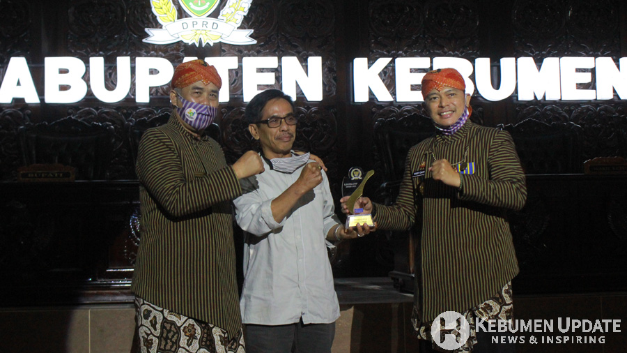 Presidium Formasi Yusuf Murtiono menerima Legislative Award. (Foto: Padmo-KebumenUpdate) 