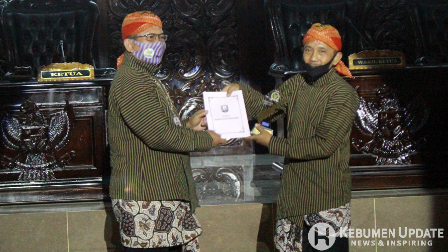 Penghargaan untuk Ki Eko Suwaryo diwakili Miftakhul Ulum. (Foto: Padmo-KebumenUpdate) 