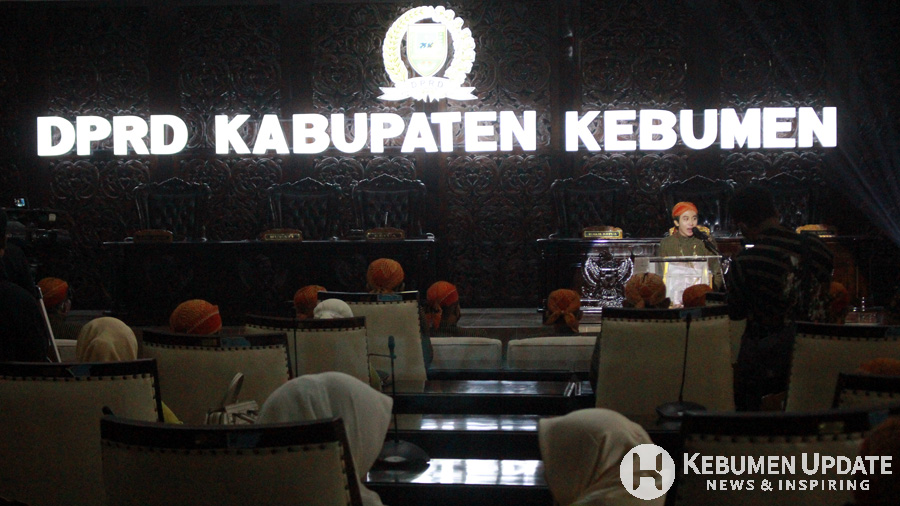 Dokter Reza menyampaikan sambutan usai menerima penghargaan. (Foto: Padmo-KebumenUpdate)