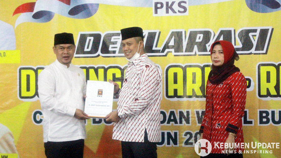 Pengurus DPP PKS Rofik Hananto SE menyerahkan surat rekomendasi kepada H Arif Sugiyanto. (Foto: Padmo-KebumenUpdate)