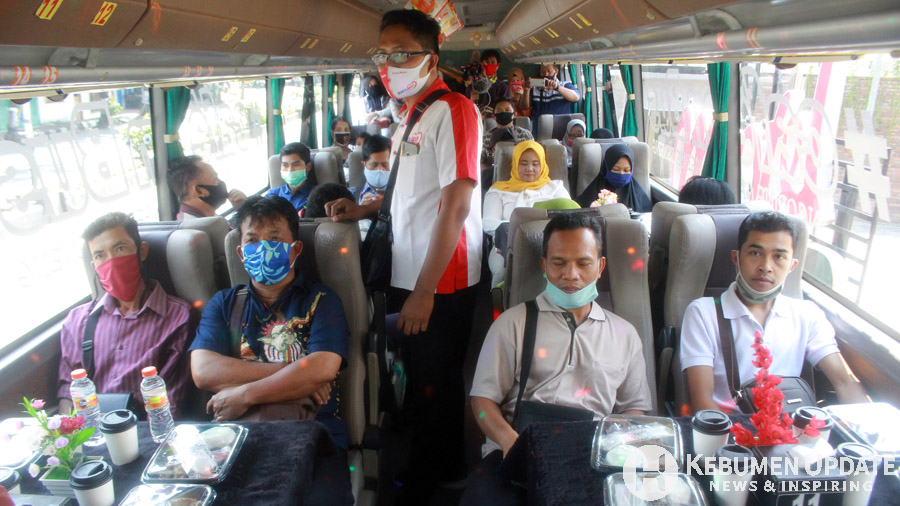 Para pelanggan menikmati sensasi cafe on the bus. (Foto: Padmo-KebumenUpdate) 