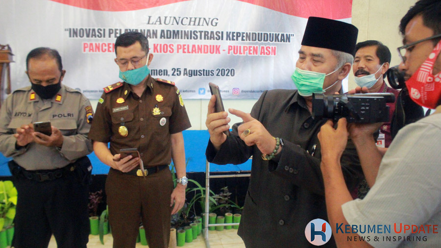 Bupati Kebumen KH Yazid Mahfudz mencoba aplikasi Pancen Maen. (Foto: Padmo-KebumenUpdate)
