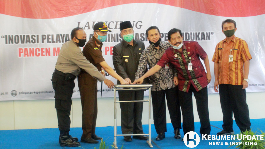 Bupati Kebumen KH Yazid Mahfudz meluncurkan tiga inovasi pelayanan adminduk. (Foto: Padmo-KebumenUpdate)