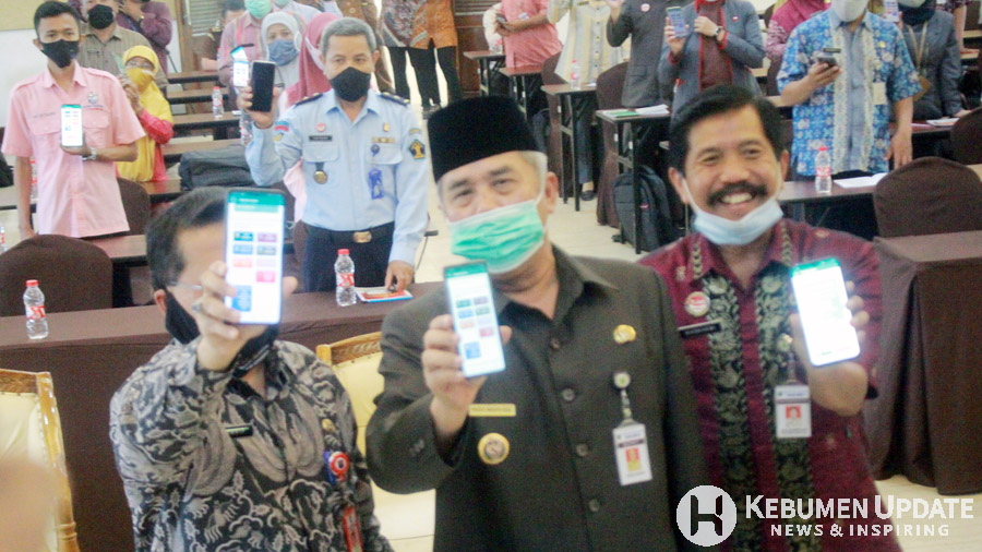 Bupati Kebumen KH Yazid Mahfudz bersama pejabat menunjukkan aplikasi "Pancen Maen" saat peluncuran. (Foto: Padmo-KebumenUpdate)
