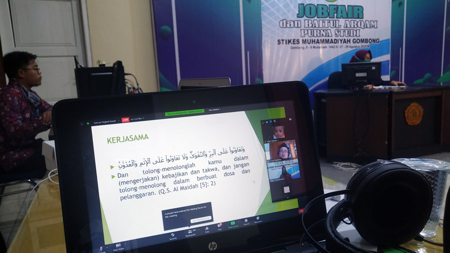 Dokter Yusuf Bahtiar menyampaikan materi secara online. (Foto: Padmo-KebumenUpdate)