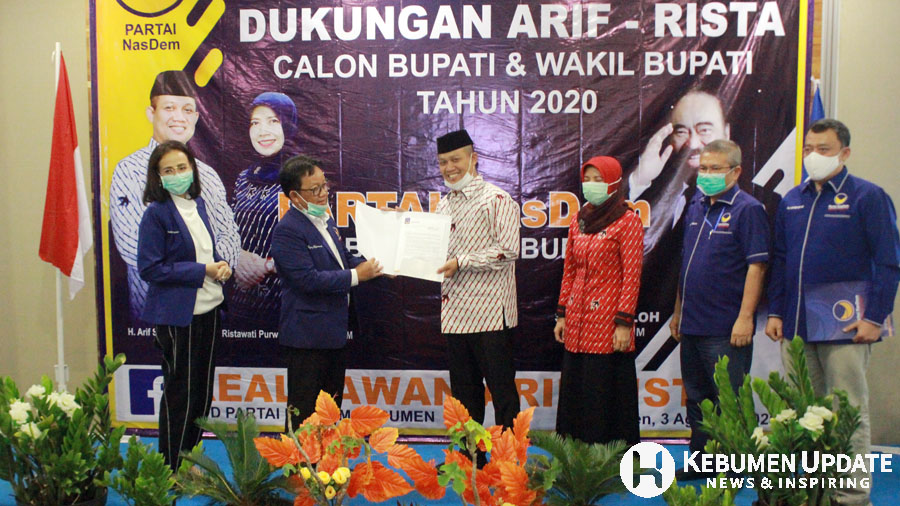 Sugeng Suparwoto menyerahkan surat rekomendasi kepada Arif Sugiyanto. (Foto: Padmo-KebumenUpdate)