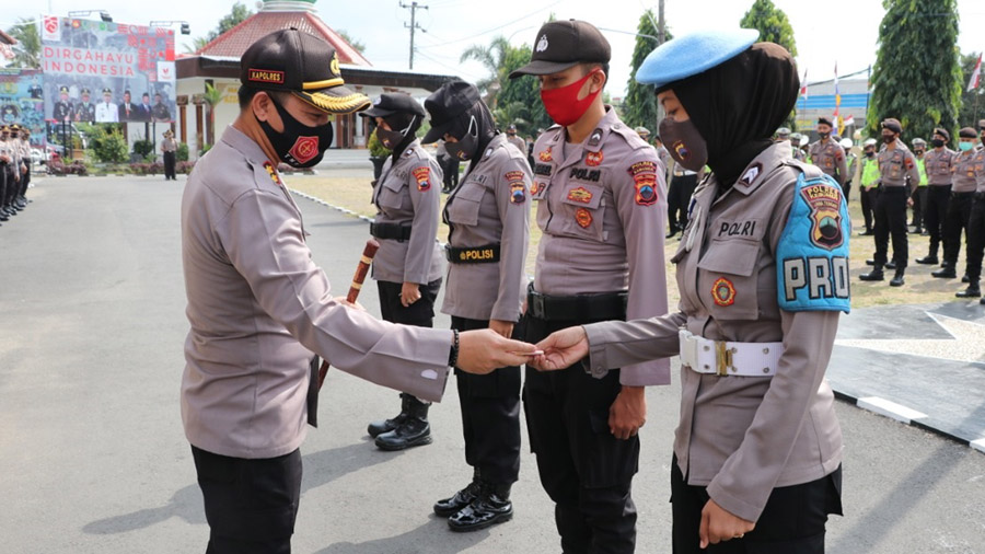 Kapolres memberikan penghargaan kepada anggota. (Foto: Polres Kebumen)